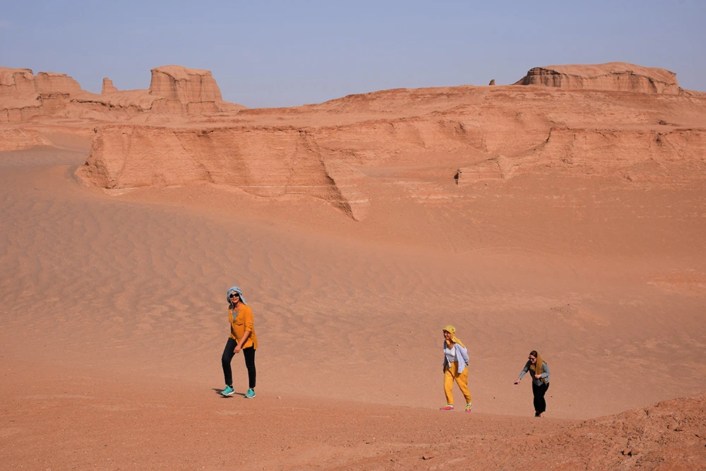Tourists in Kaluts 6
